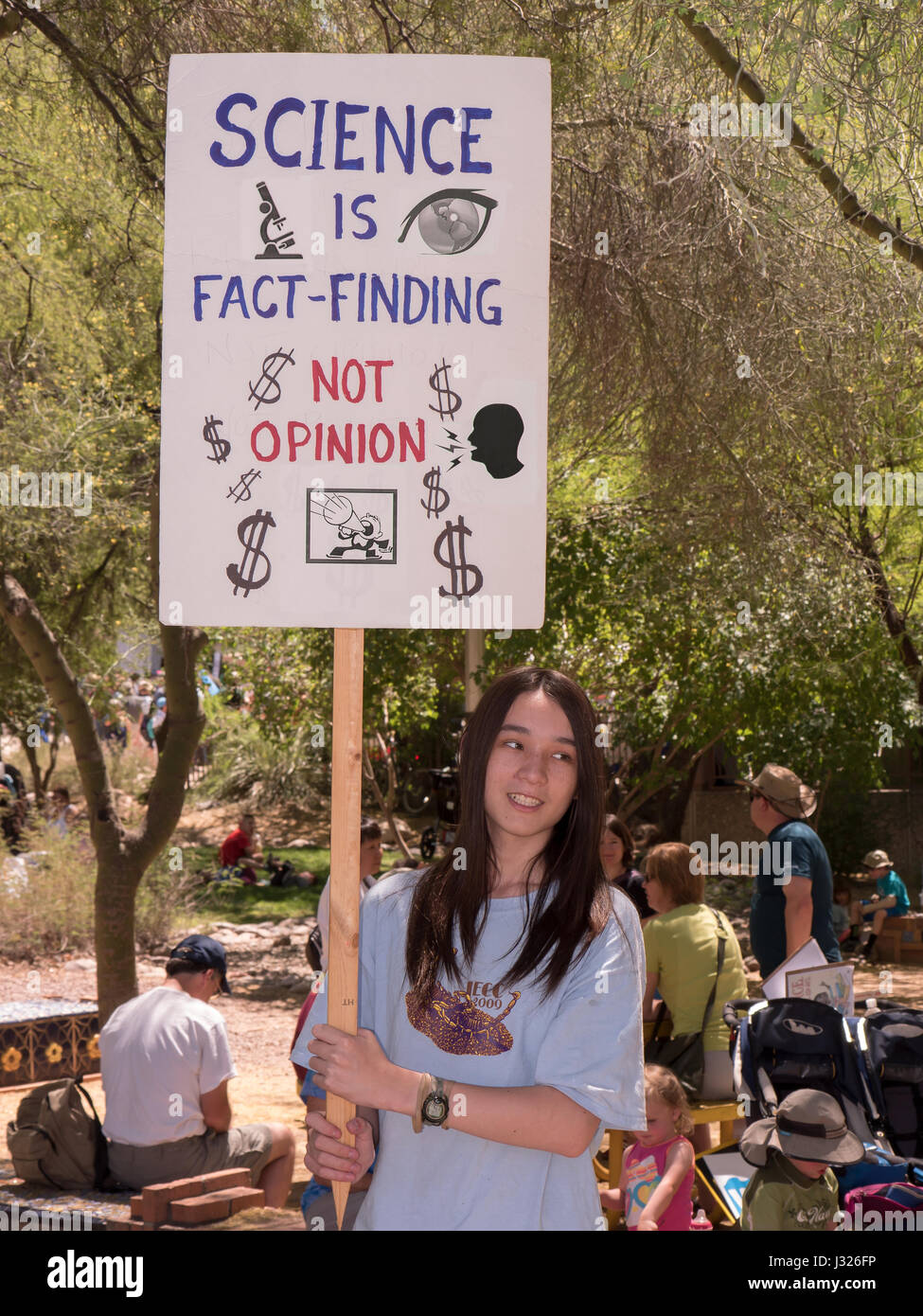 Les citoyens américains avec des pancartes au rally/mars pour la science sur le jour de la Terre 2017 en Arizona, USA. Banque D'Images