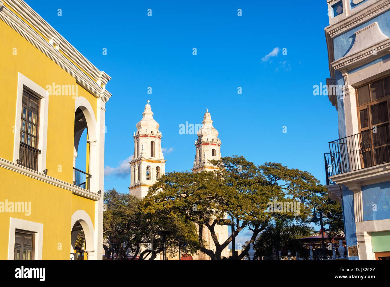 Cathédrale de Campeche, Mexique avec belle architecture coloniale d'un côté ou de Banque D'Images