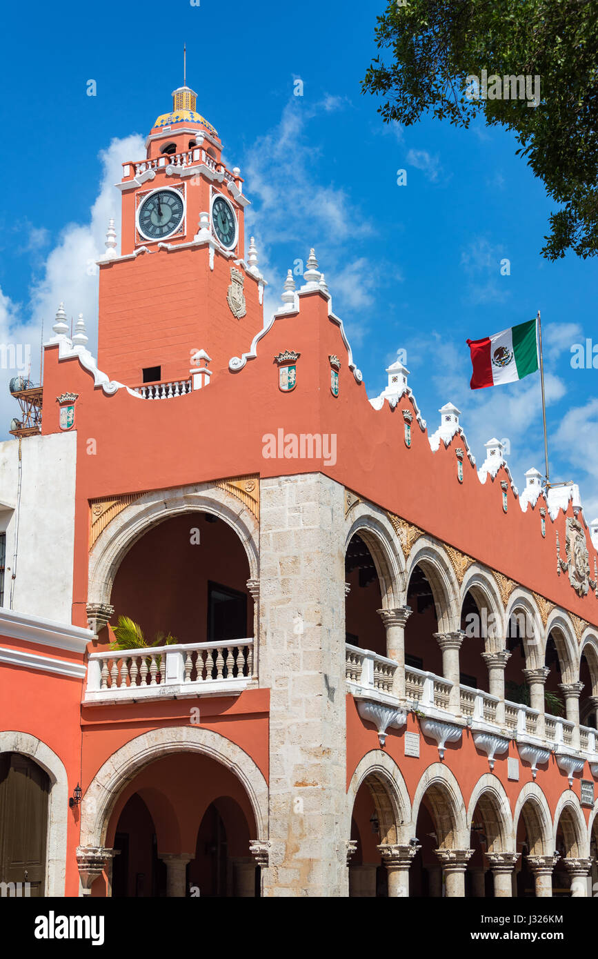 Hôtel de ville, à Mérida, au Mexique avec le drapeau mexicain battant au-dessus Banque D'Images