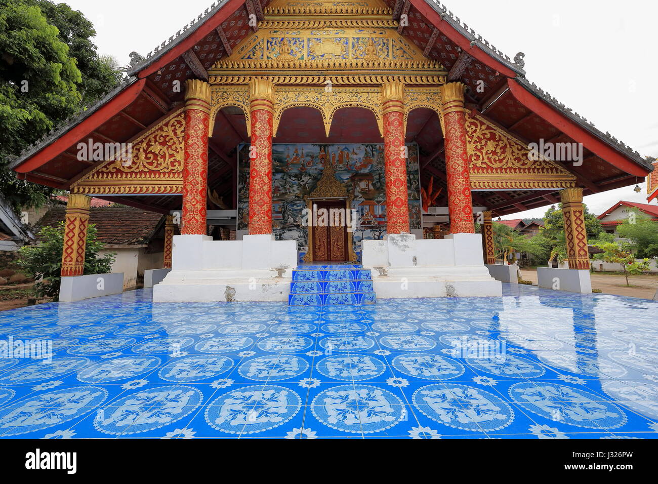 Stoop avant de sim-congrégation hall of Wat Xang Khong temple. Ban Xang Khong village de la lu des personnes spécialisées dans le tissage de la soie et de l'asa-traditionnels Banque D'Images