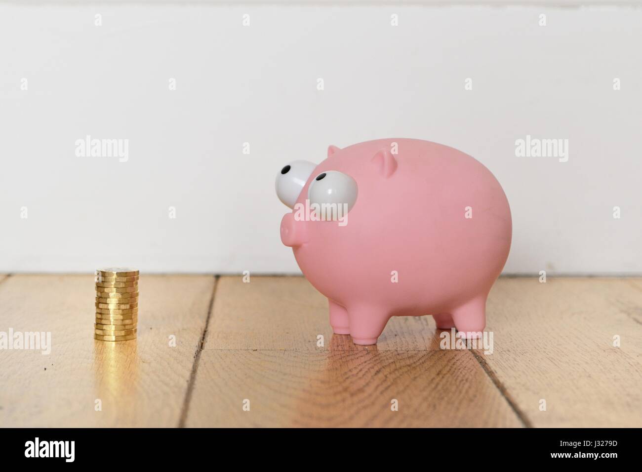 Tirelire et de nouvelles pièces livre Banque D'Images