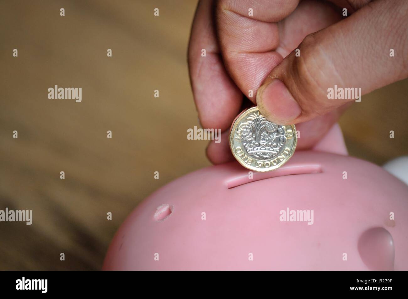 Tirelire et de nouvelles pièces livre Banque D'Images
