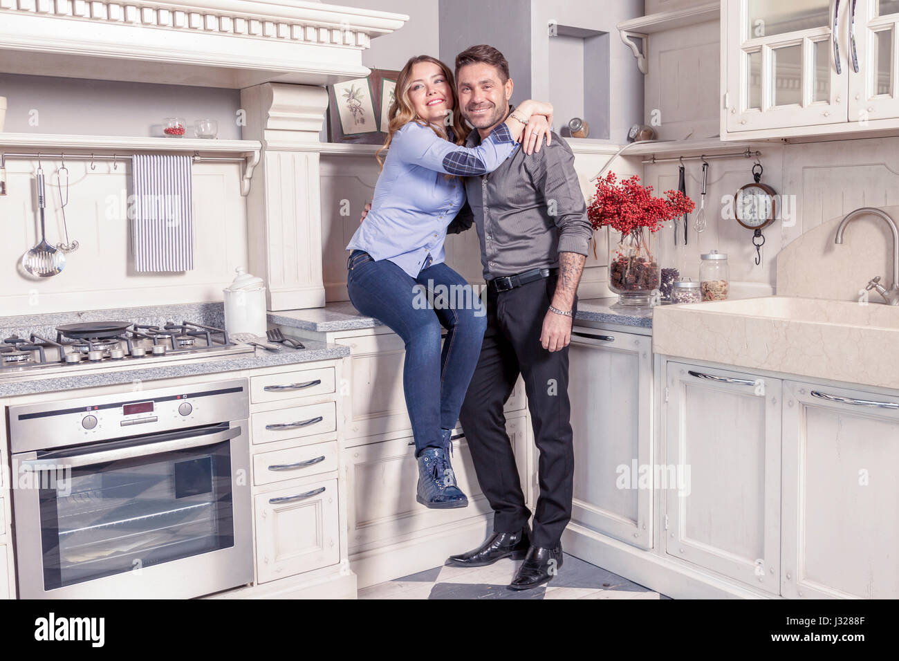 Portrait de belle jeune couple aimant dans leur maison Banque D'Images