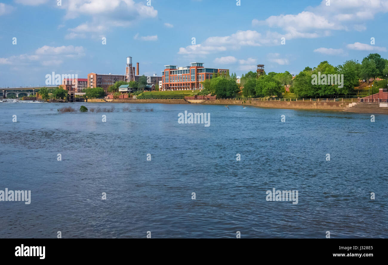 Columbus, Géorgie sur la rivière Chattahoochee est une destination pour le rafting et kayak en milieu urbain. (USA) Banque D'Images
