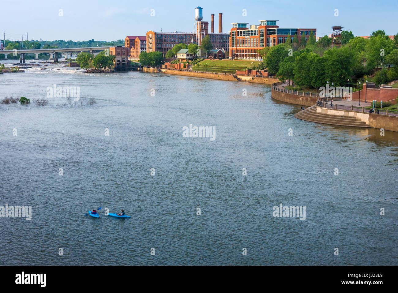 Columbus, Géorgie sur la rivière Chattahoochee est une destination de choix pour le rafting et kayak en milieu urbain. (USA) Banque D'Images