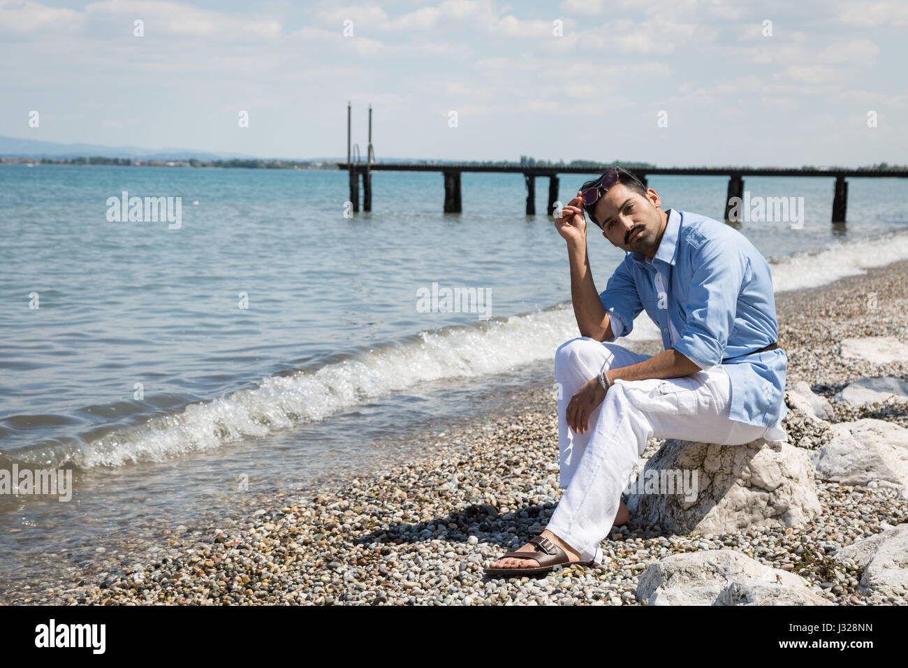 Handsome man posing indien dans un contexte de vacances. Mode de rue et de style. Banque D'Images