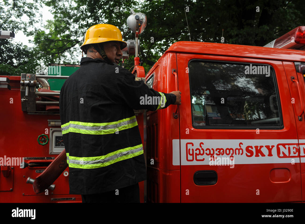 30.07.2013, Yangon, République de l'Union du Myanmar, de l'Asie - Un pompier se précipite pour une opération d'urgence dans le centre de l'ancienne capitale. Banque D'Images