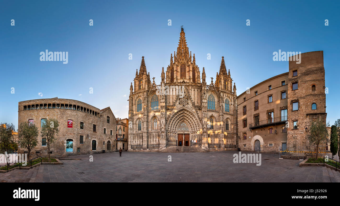 Barcelone, Espagne - 16 NOVEMBRE 2014 : Panorama de la cathédrale de la Sainte Croix et Sainte Eulalie de Barcelone. La cathédrale a été construite à partir de la 1 Banque D'Images
