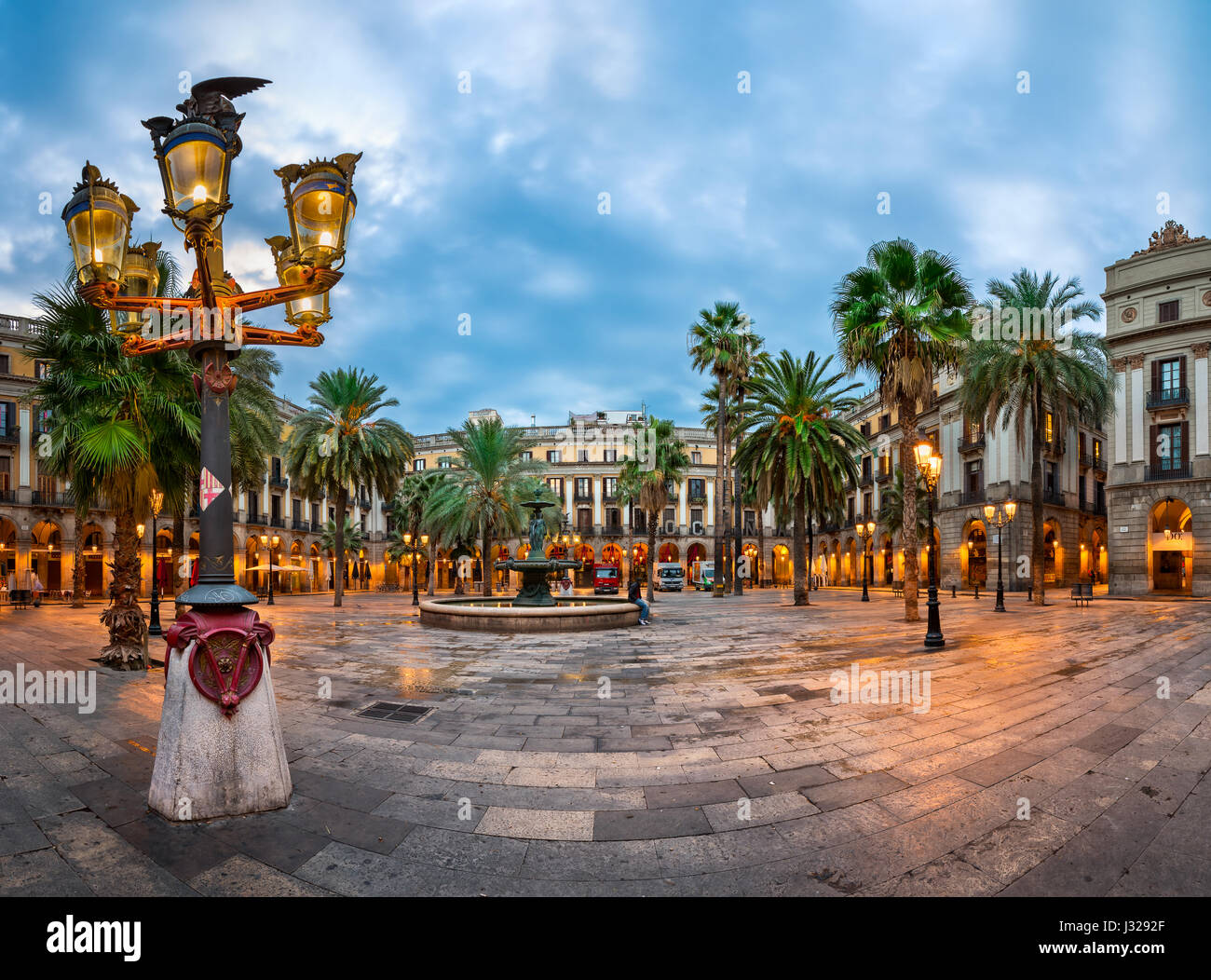 Barcelone, Espagne - 17 NOVEMBRE 2014 : Plaça Reial à Barcelone, Espagne. La place, avec des lanternes conçue par Gaudi et la fontaine des Trois Grâces Banque D'Images