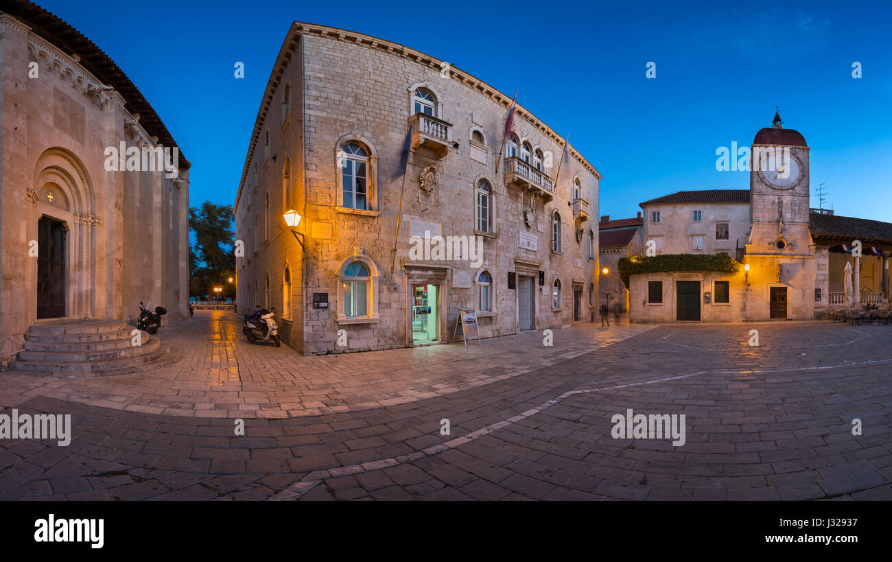 TROGIR, Croatie - le 28 septembre 2015 : Église de Saint-Sébastien et Trg Ivana Pavla II en Trogir, Croatie. Trogir a été fondée au 3ème siècle avant JC, par G Banque D'Images
