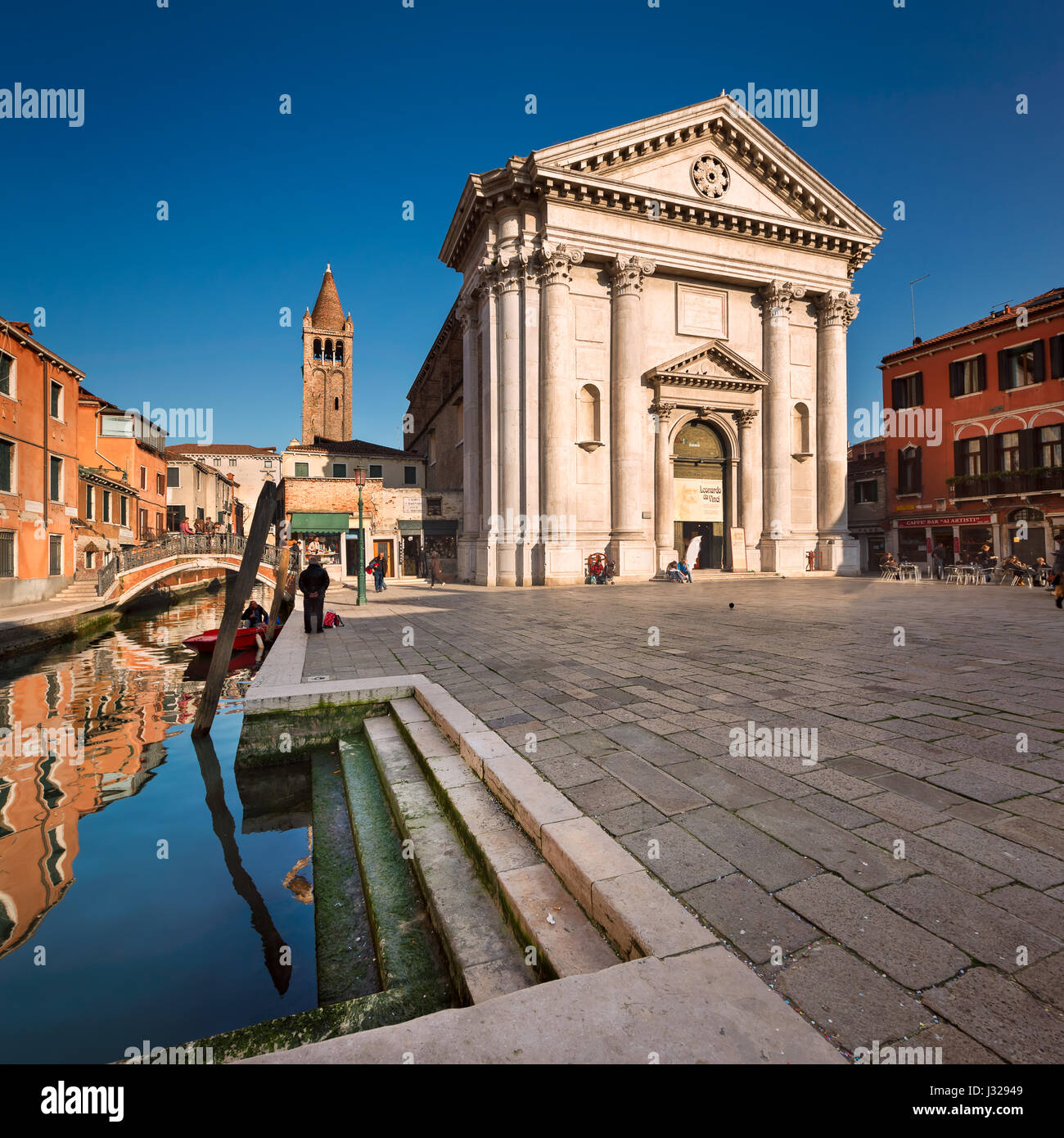 Venise, Italie - 7 mars 2014 : l'église San Barnaba à Venise, Italie. Une église à l'emplacement a été construit au 9ème siècle, détruit par un incendie en 1105 une Banque D'Images