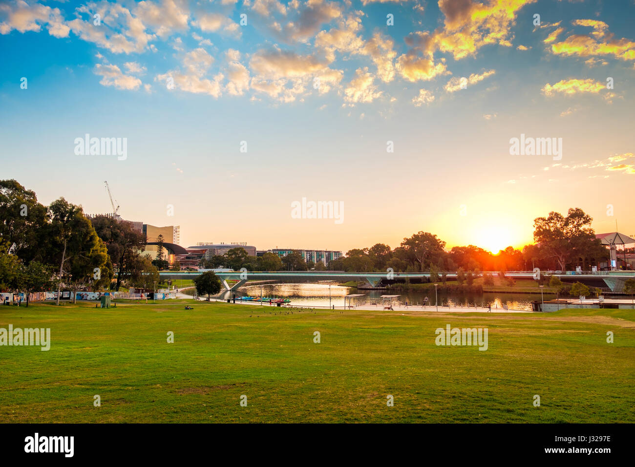 Adelaide, Australie - 5 Avril, 2017 : rivière Torrens pont pied avec des bâtiments à l'arrière-plan au coucher du soleil vue du King William Street vers l'ouest Banque D'Images