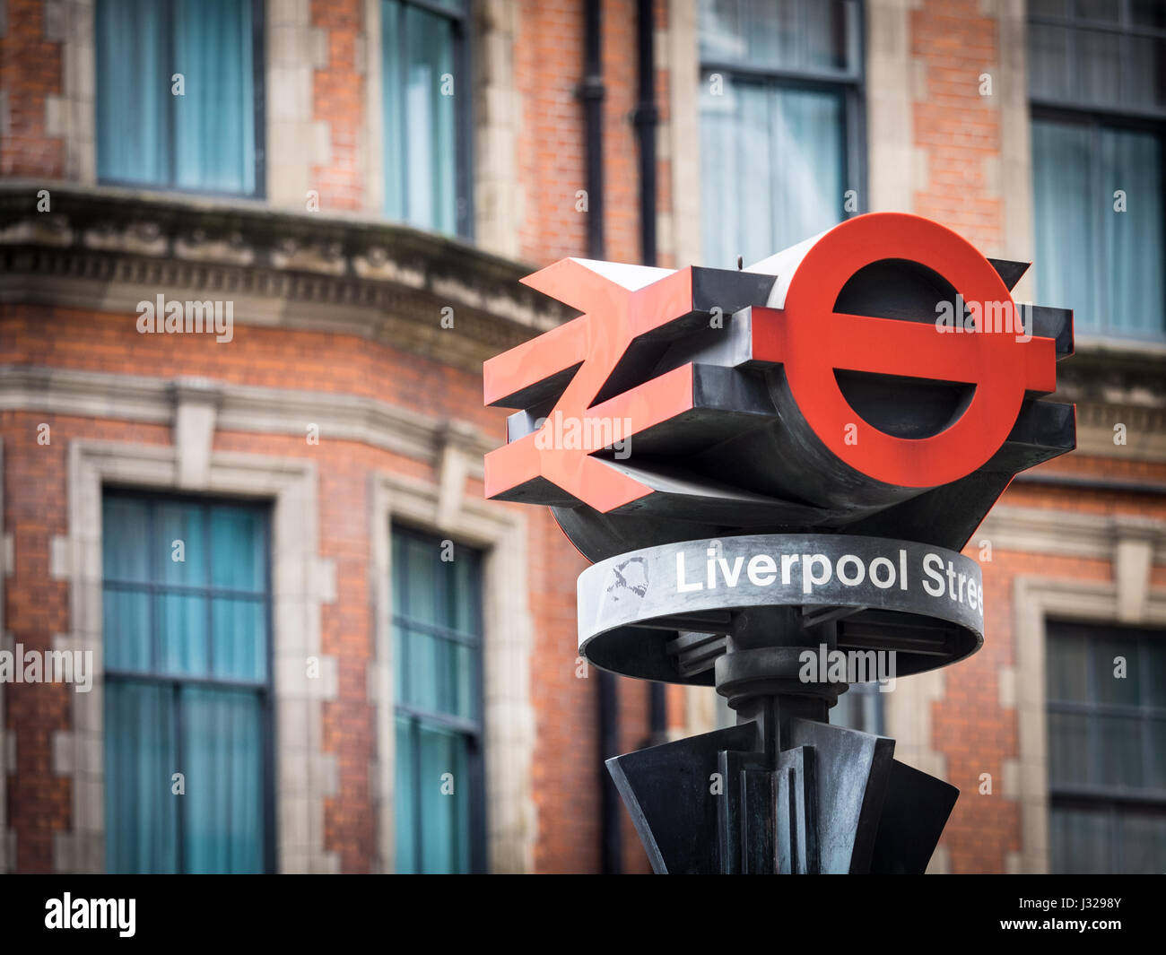 La gare de Liverpool Street Station - une affiche à l'extérieur de la gare principale et le métro de Londres Liverpool Street station dans le centre de Londres, UK Banque D'Images