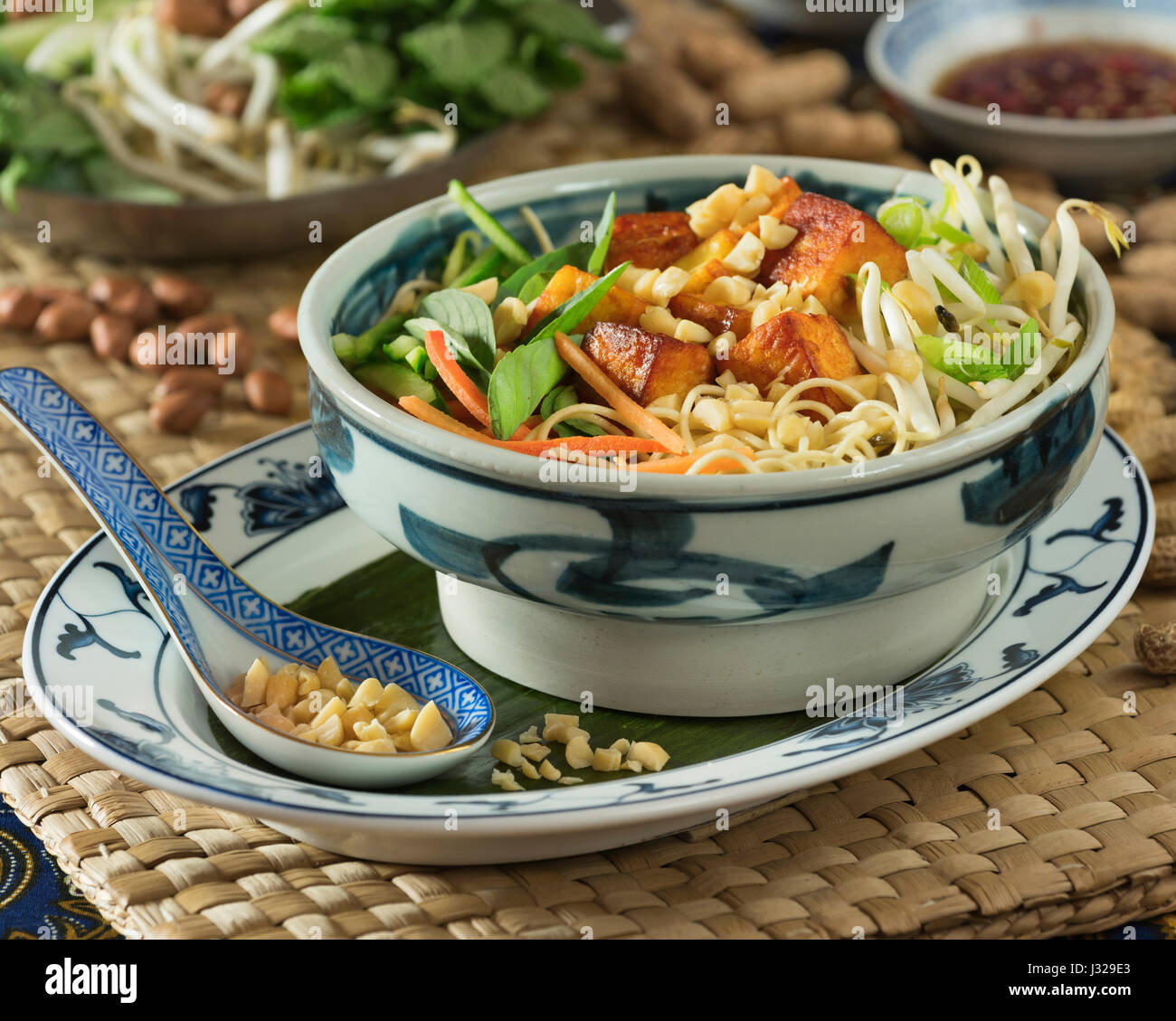 Bún Chay. Salade de nouilles vietnamiennes. L'alimentation au Vietnam Banque D'Images