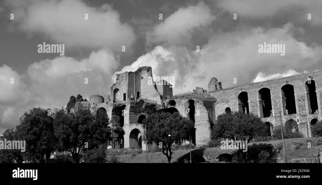 Palais impérial d'anciennes ruines au sommet de colline du Palatin à Rome, vue panoramique avec de beaux nuages (noir et blanc) Banque D'Images