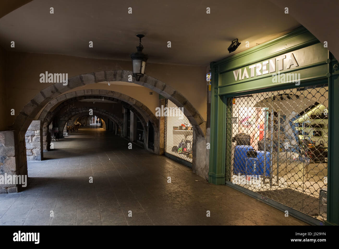 Viatrenta store au passage voûté de la Rambla de la Llibertat dans la ville de Gérone, en Catalogne, Espagne, Europe Banque D'Images