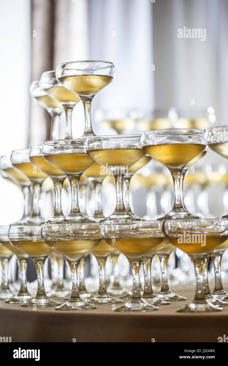 Verres de Champagne pyramide sur table de restaurant Banque D'Images
