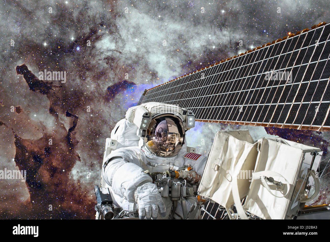 Station spatiale internationale et astronaute dans l'espace au cours de la planète Terre. Éléments de cette image fournie par la NASA. Banque D'Images