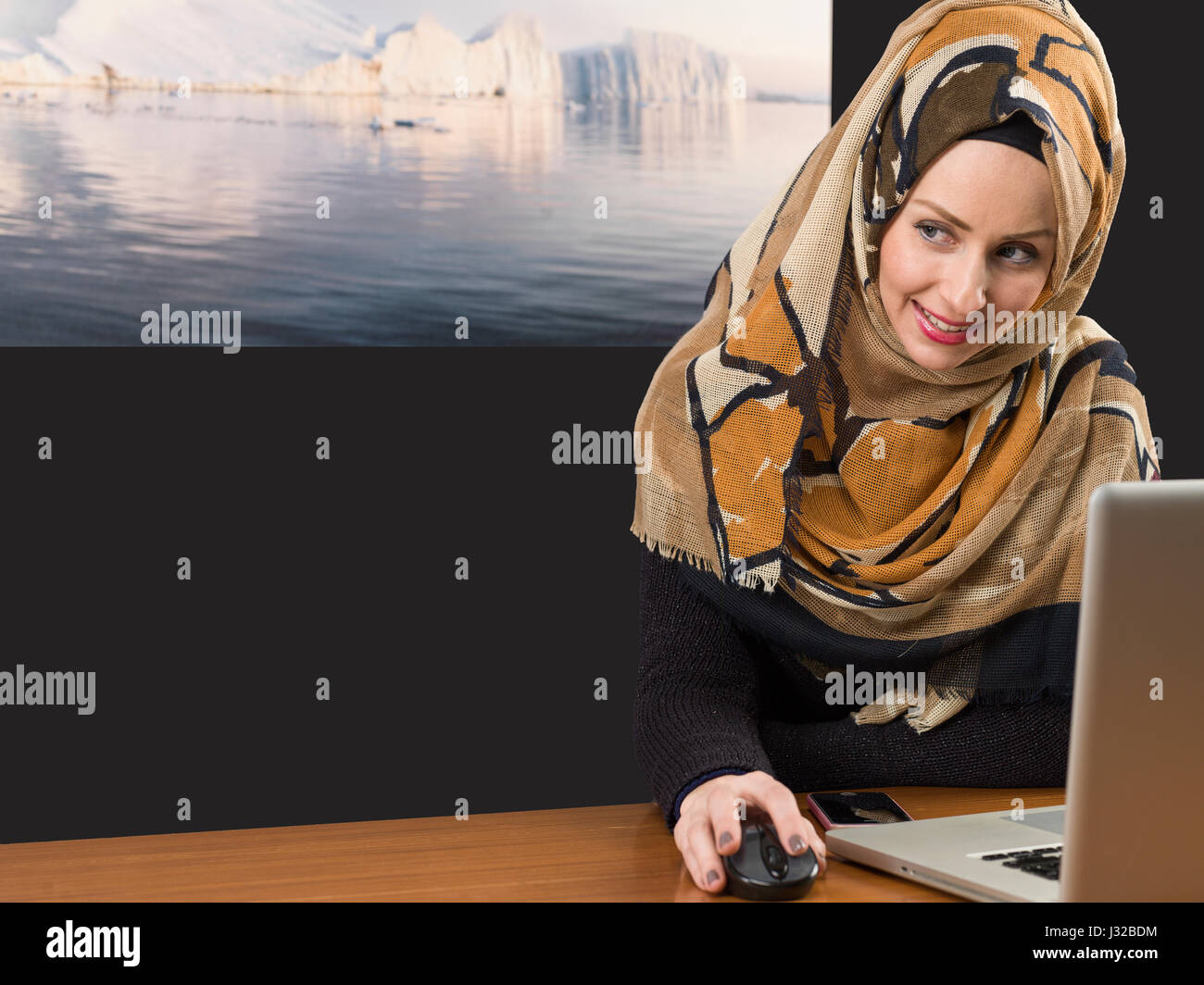 Jeune femme musulmane au travail Banque D'Images