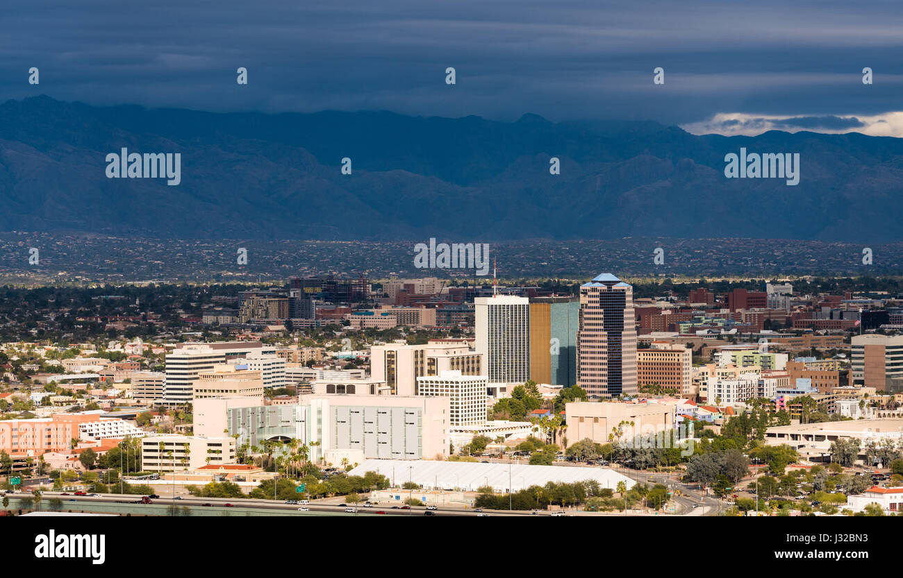 Tucson, Arizona - édifices du centre-ville avec une tempête approche Banque D'Images