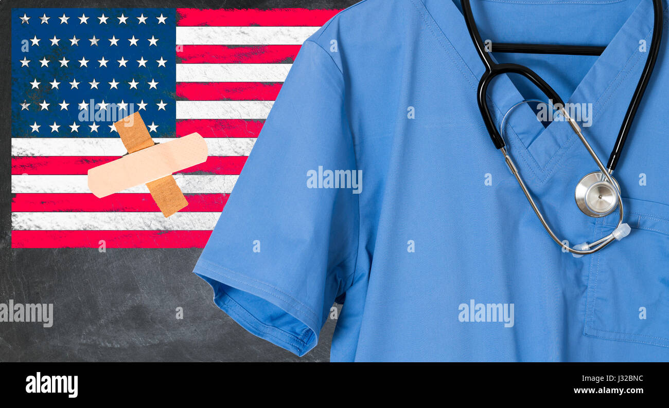 Médecin bleu frotte et stéthoscope devant USA flag. Les soins de santé américain, l'assurance-maladie, assurance-santé concept Banque D'Images