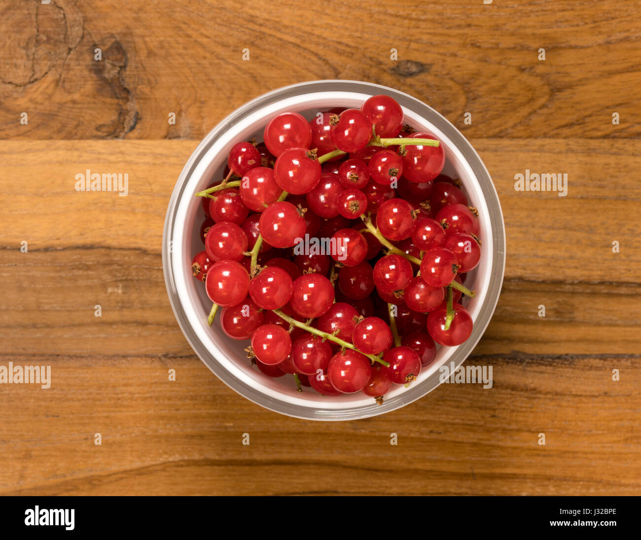 Groseilles groseilles rouges ou fruits sur une surface de table en bois Banque D'Images