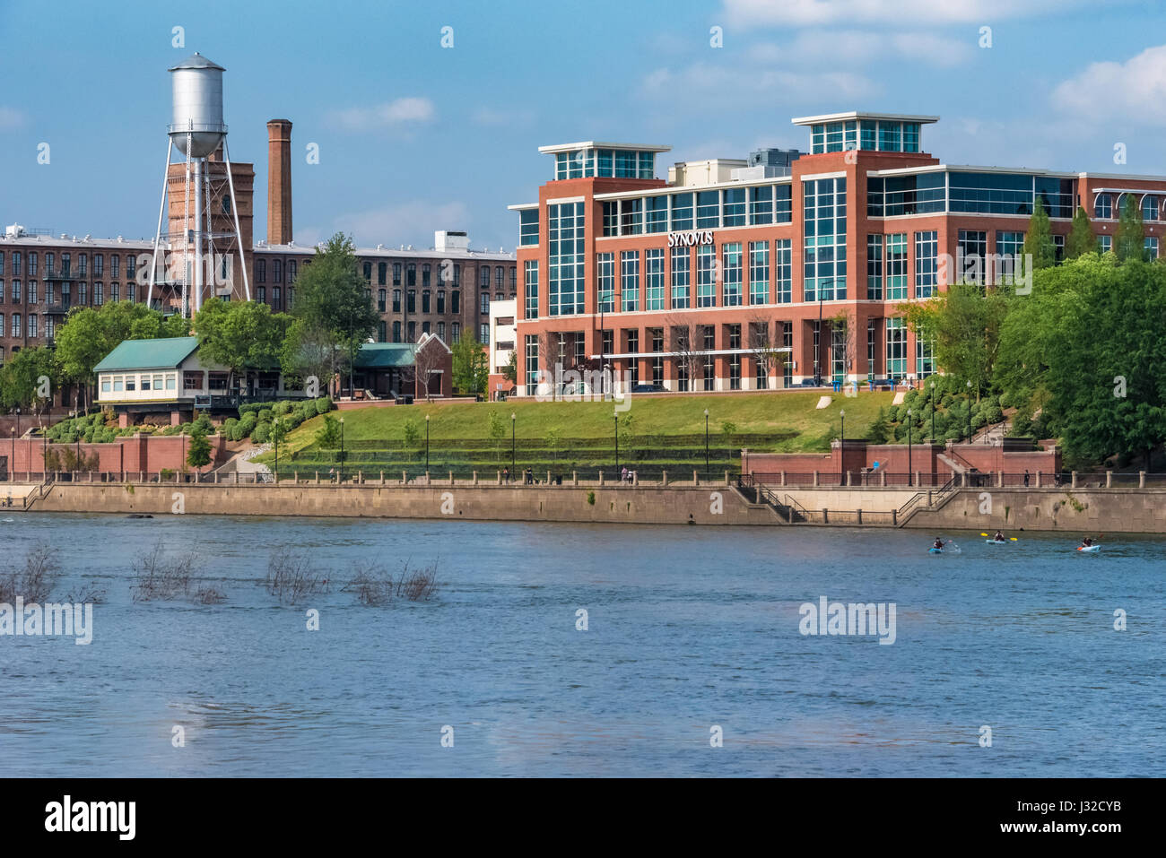 Columbus, Géorgie ; la fameuse tour de l'eau, moulin piles, et le bâtiment du siège Synovus le long de la Chattahoochee River dans les quartiers chics de Columbus. Banque D'Images