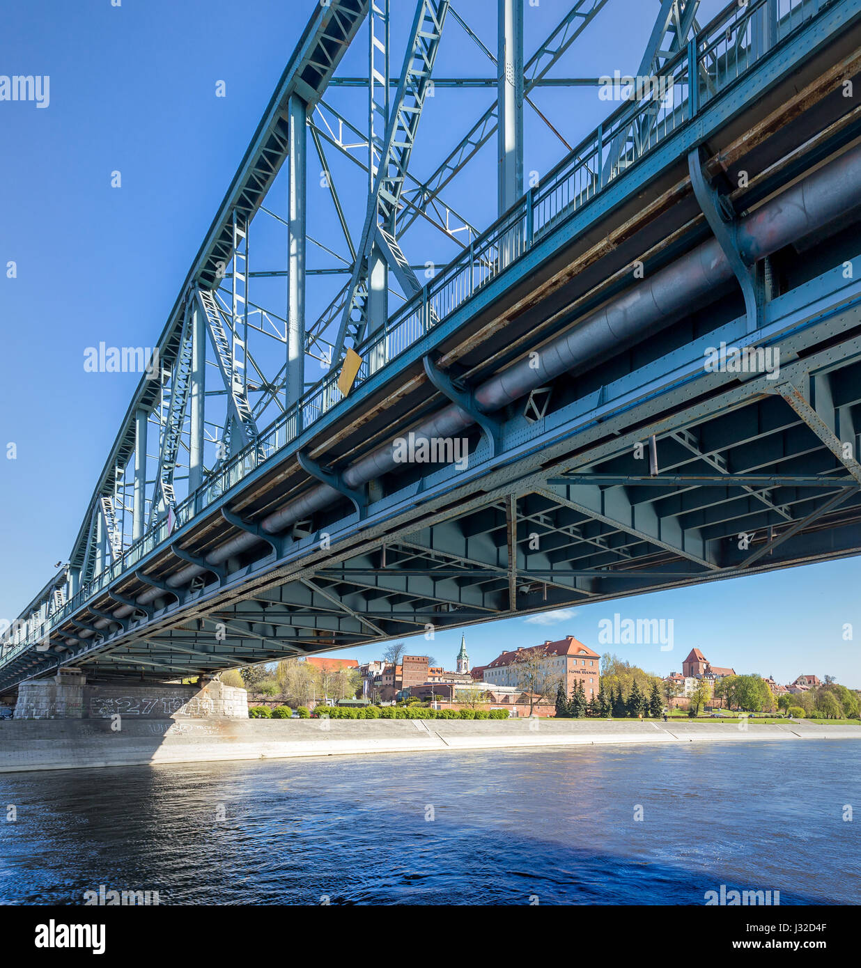 Arcged span bridge et voir à l'ancienne ville de Torun, en Pologne. Banque D'Images