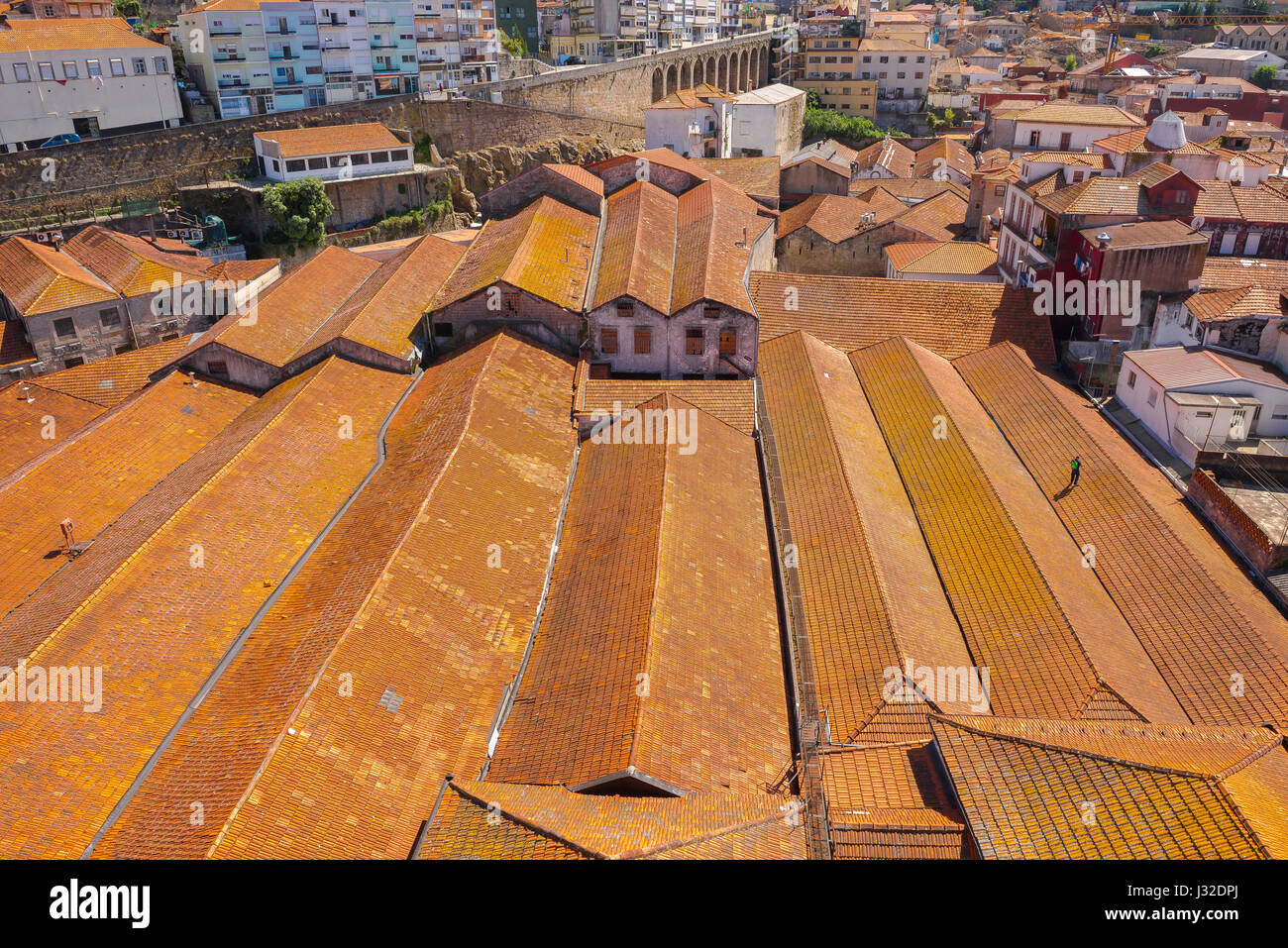 Porto Wine Lodge, vue aérienne sur les toits des lodges de Porto bordant le front de mer dans le quartier Vila Nova de Gaia de Porto, Portugal. Banque D'Images