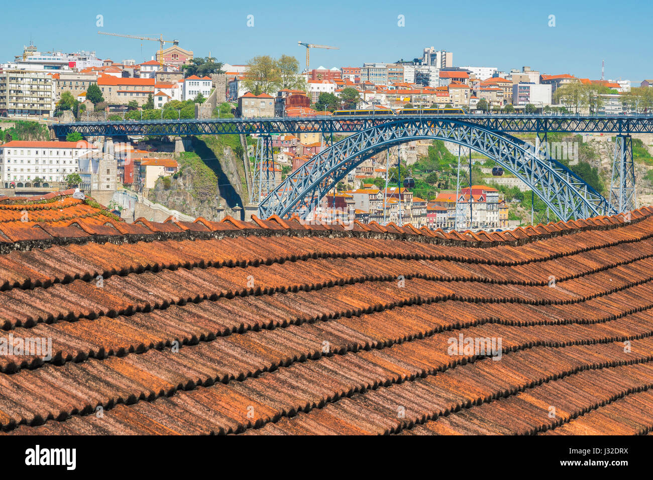 Porto wine lodge, le toit de tuiles de la Taylor Floodgate & Yeatman wine lodge avec le Ponte Dom Luis I bridge dans le contexte, Porto Portugal. Banque D'Images