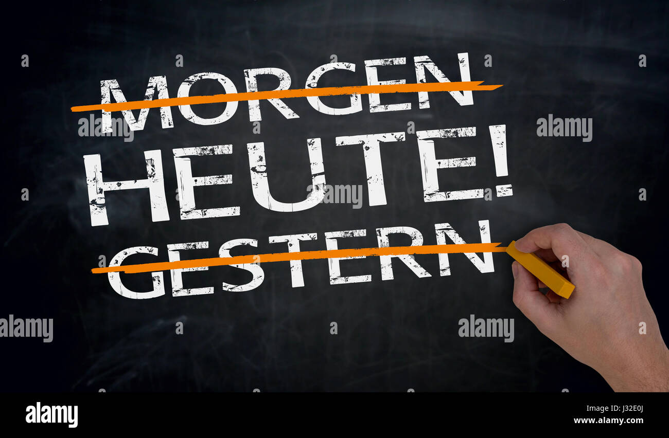 Heute, morgen, gestern (en allemand) aujourd'hui, demain, hier, c'est écrit à la main sur le tableau noir. Banque D'Images