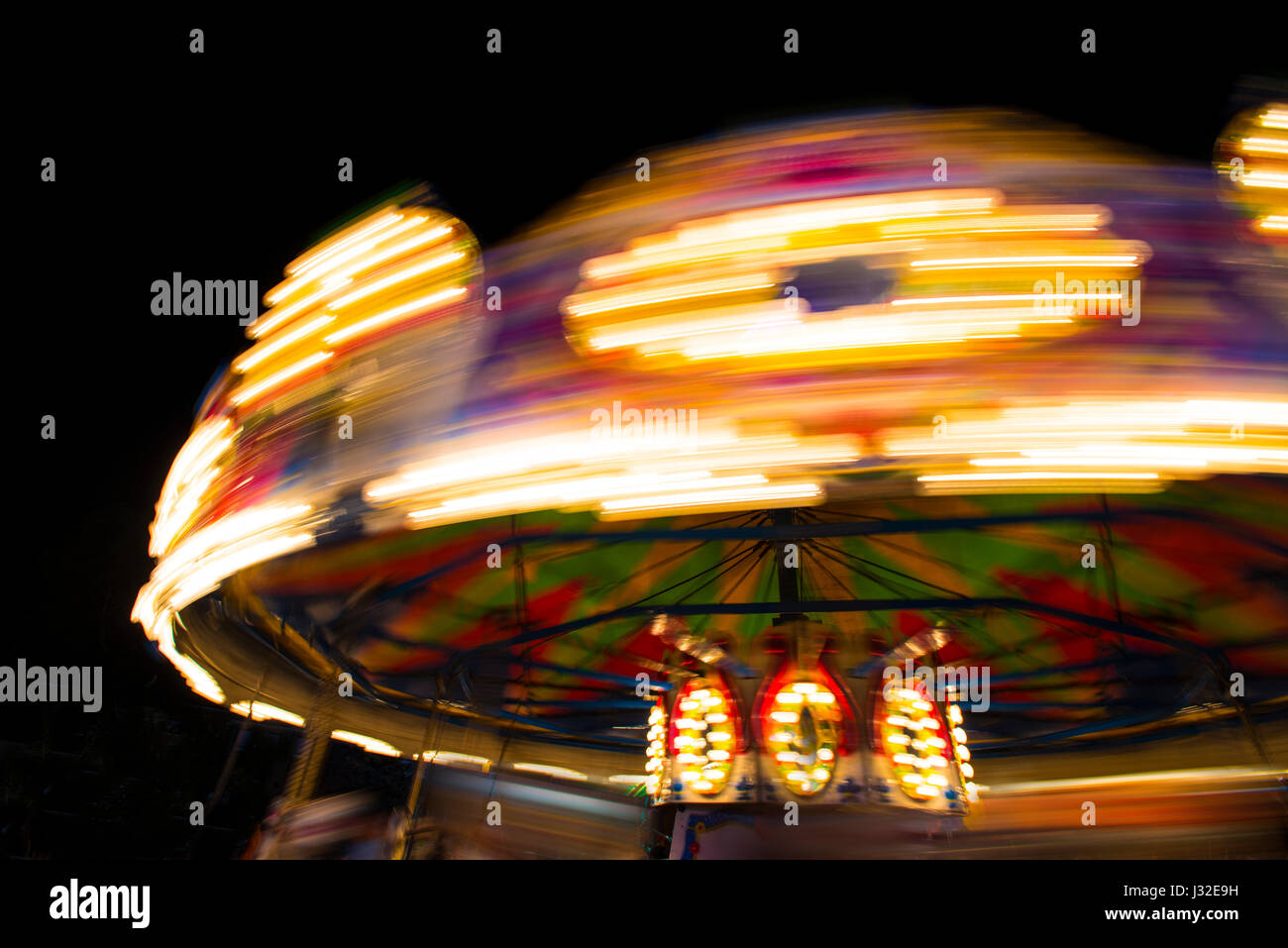 Carousel en mouvement la nuit Banque D'Images