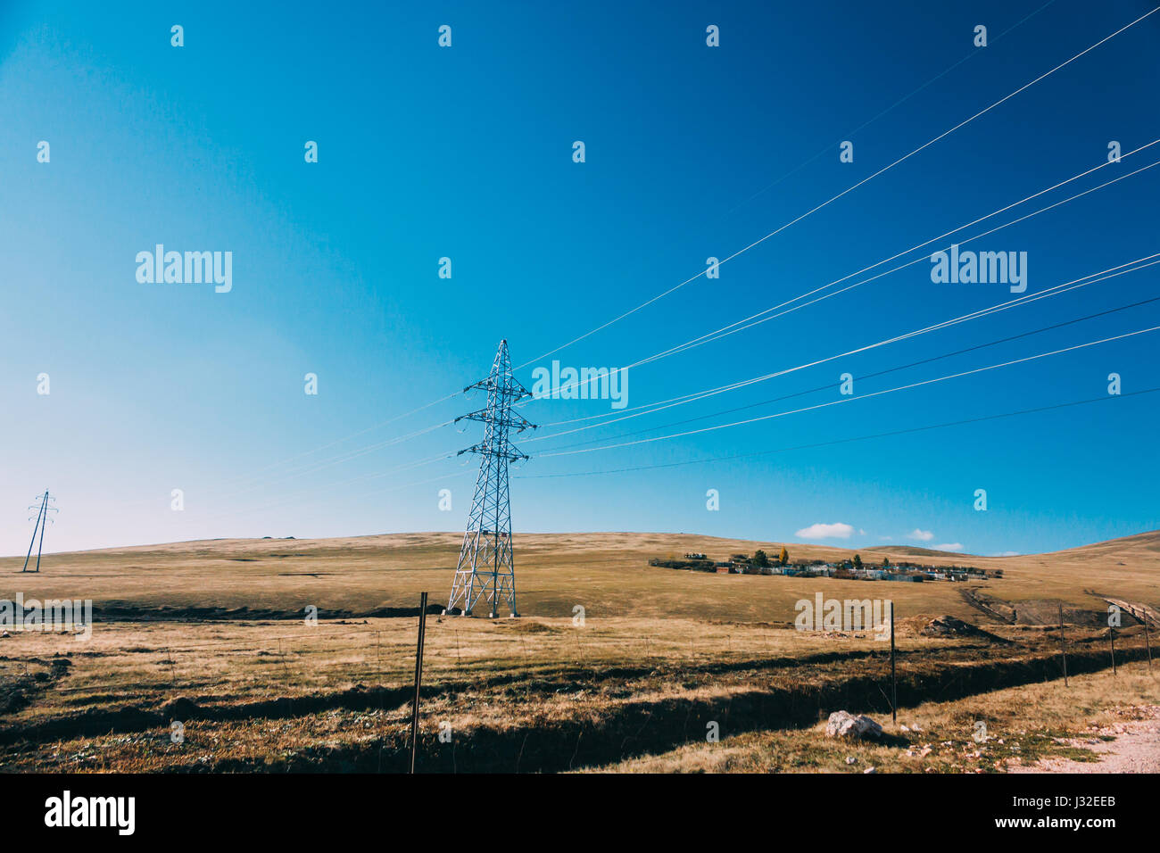 Pylône de transmission d'énergie électrique sur les prairies de la Mongolie intérieure contre le ciel bleu , Chine Banque D'Images