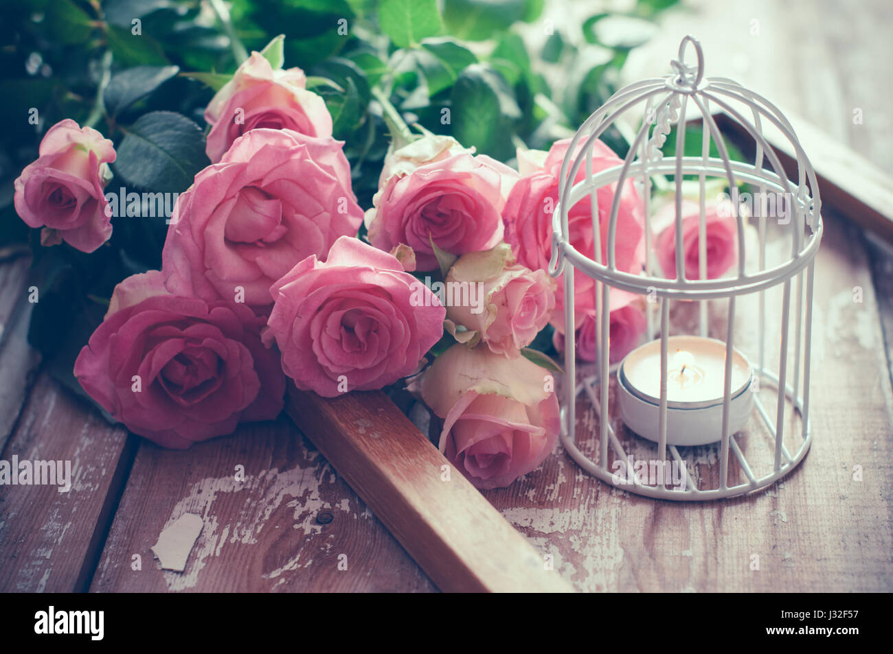 Bouquet De Roses Roses Cadre En Bois Et Une Bougie Allumée