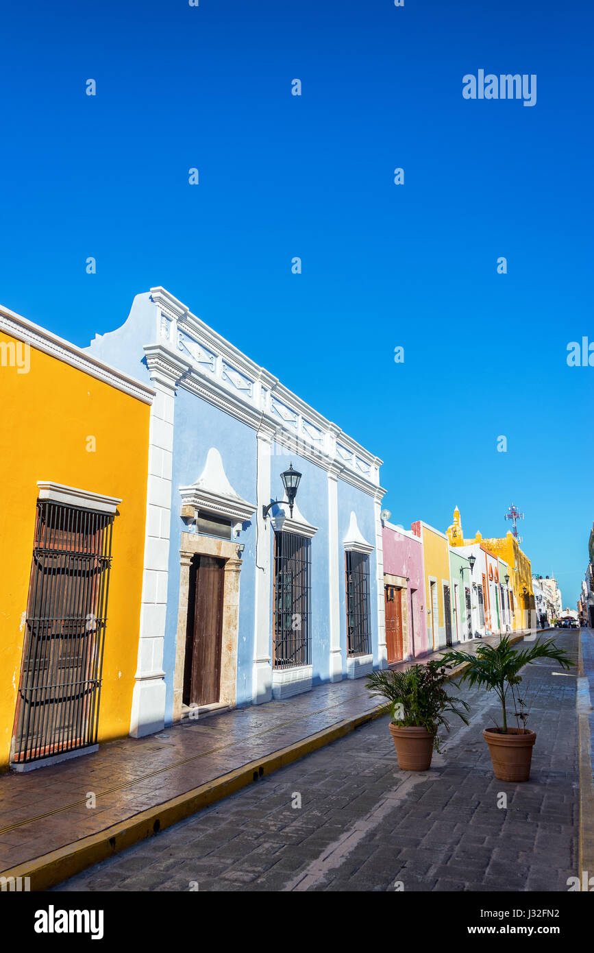 Vue verticale de l'architecture coloniale colorée à Campeche, Mexique Banque D'Images