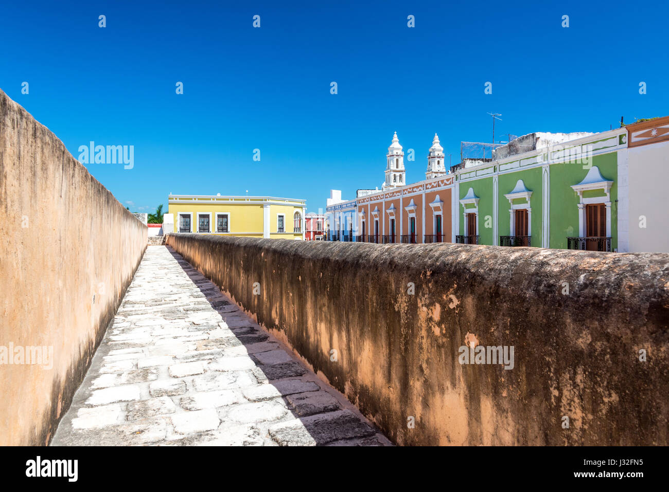 Les bâtiments coloniaux colorés à Campeche, Mexique comme vu du haut de la muraille Banque D'Images
