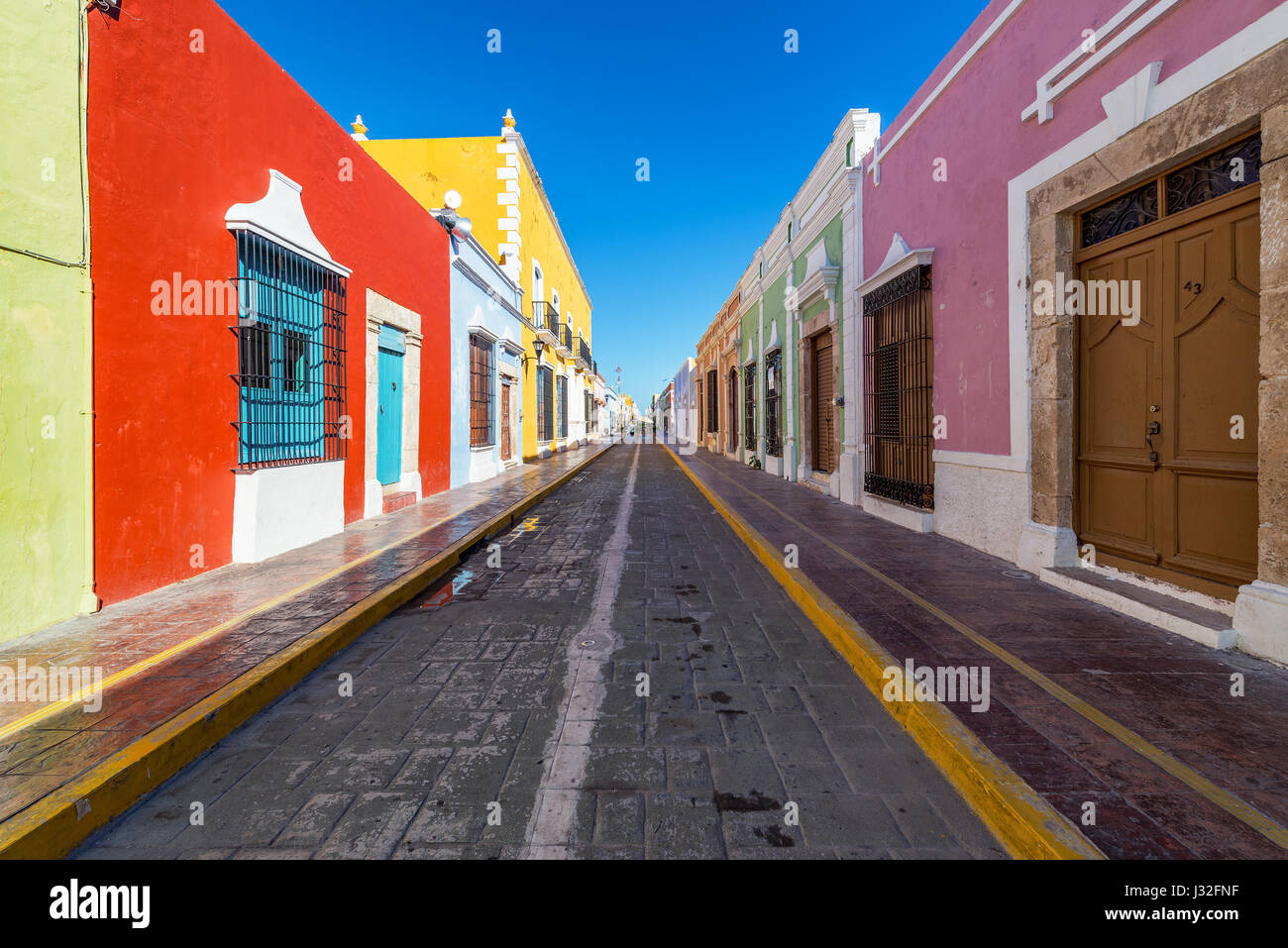 Vide coloré de la rue coloniale dans le centre historique de Campeche, Mexique Banque D'Images