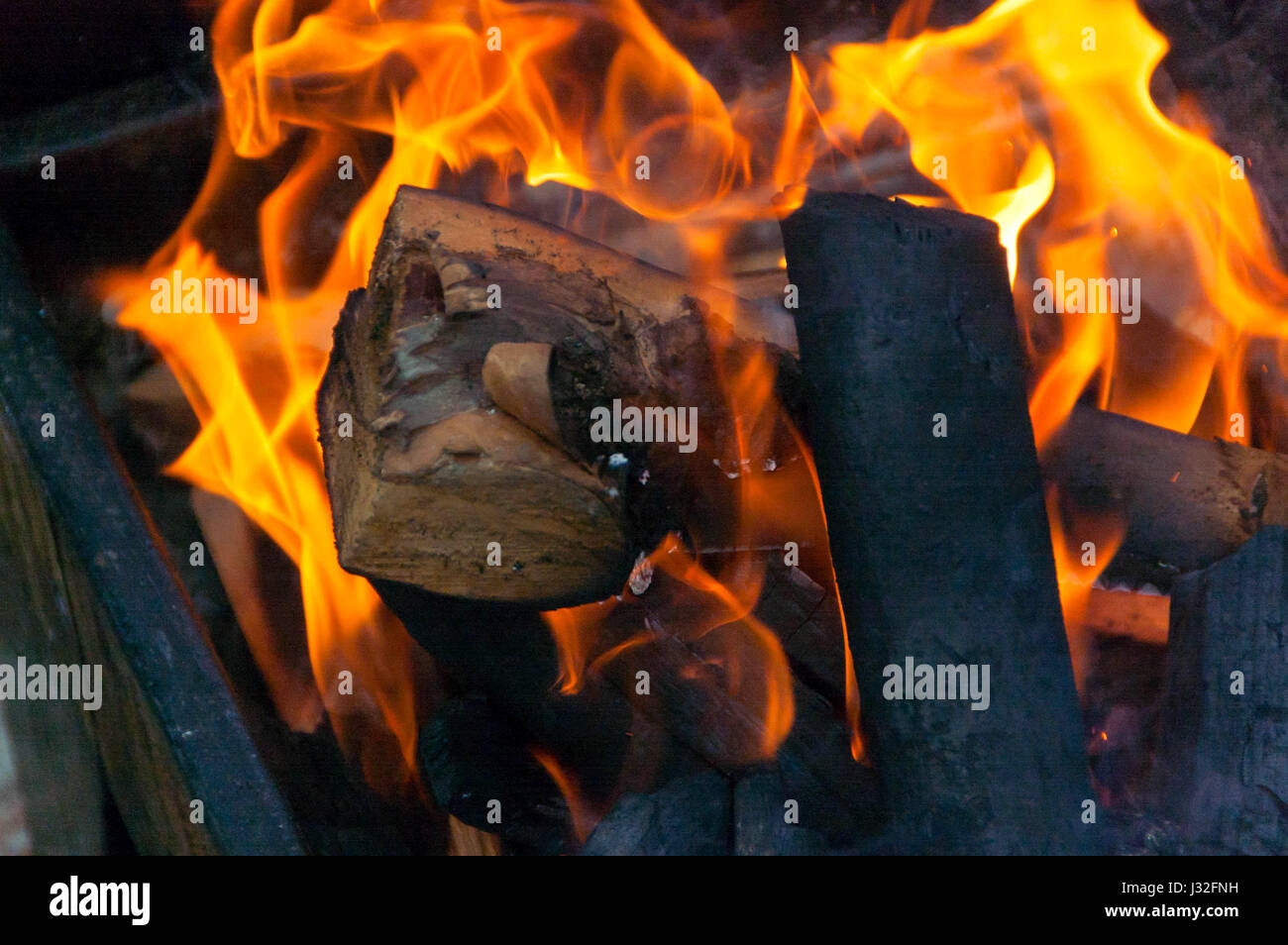Grill avec le feu et flamme pour le barbecue Banque D'Images
