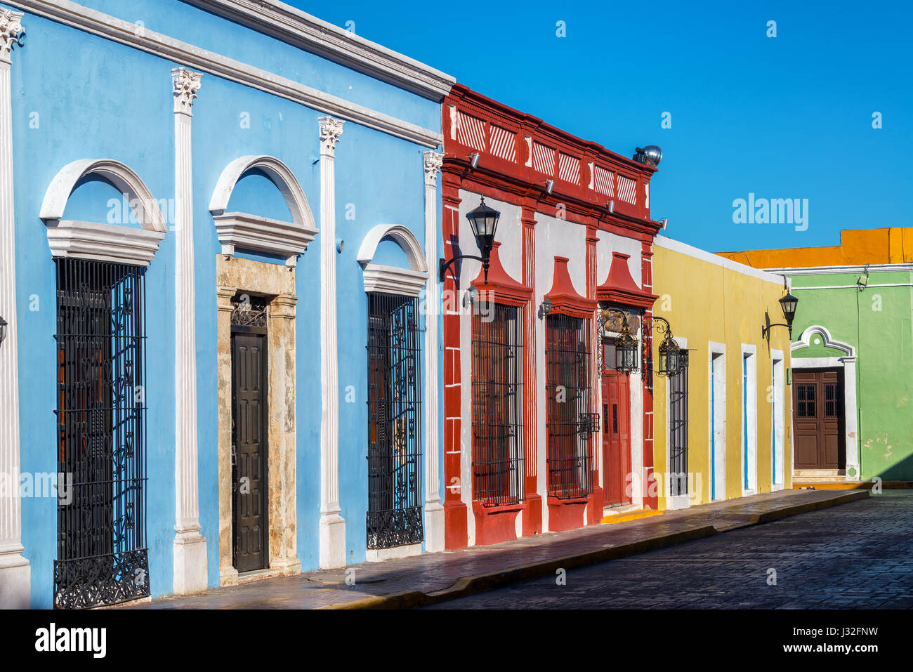 De beaux bâtiments coloniaux colorés dans le centre historique de Campeche, Mexique Banque D'Images