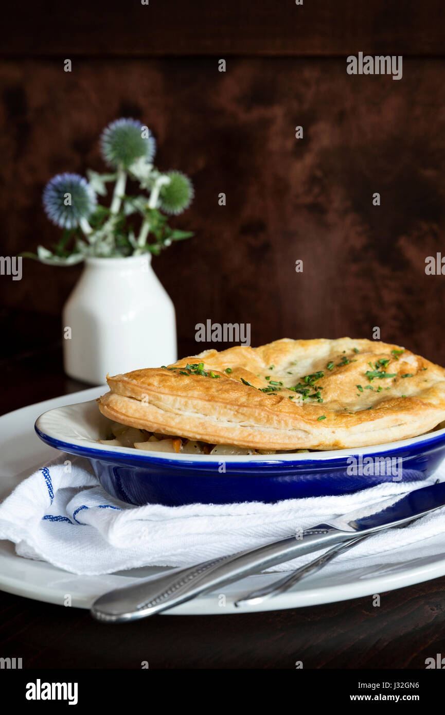 Close-up d'une tourte au poulet fait maison dans un plat de service bleu Banque D'Images