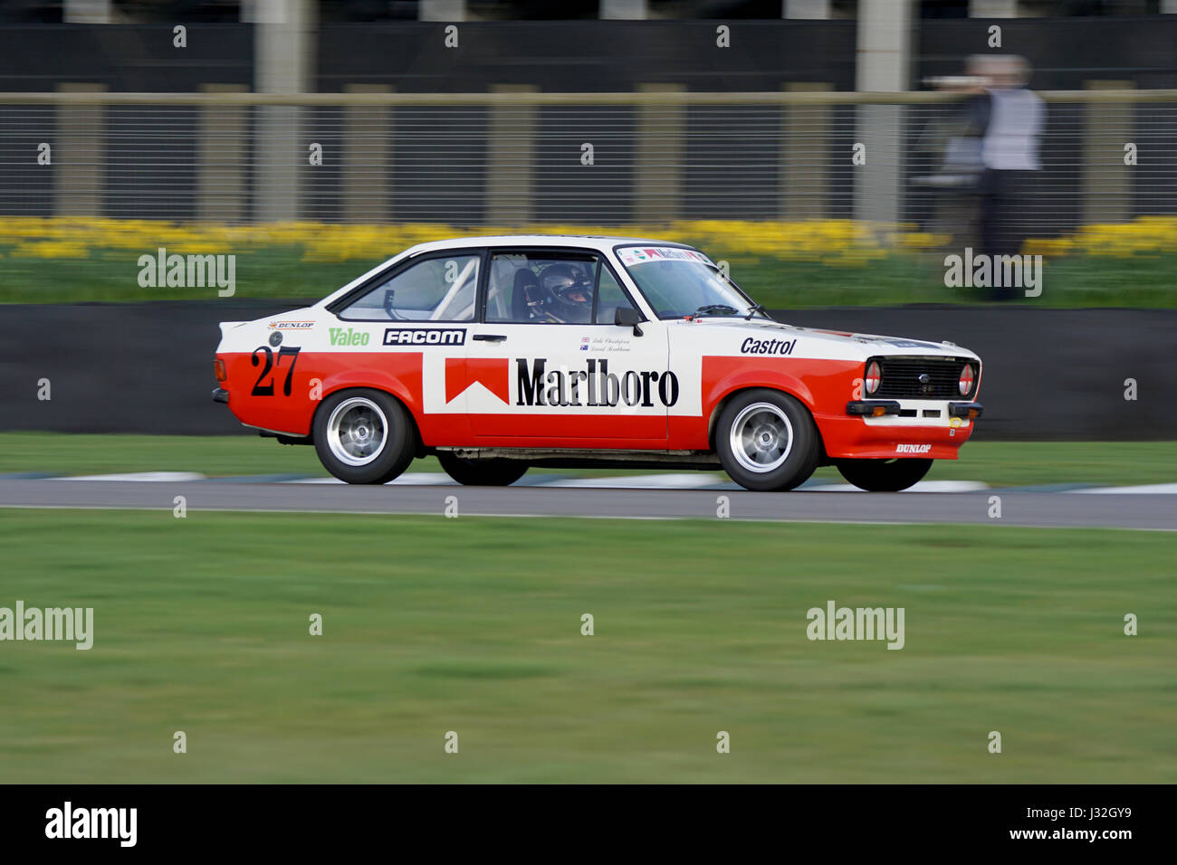 La Ford Escort RS2000 de David Brabham et Pantelis Christoforou à grande vitesse au cours de la 75e réunion des membres de Goodwood Banque D'Images