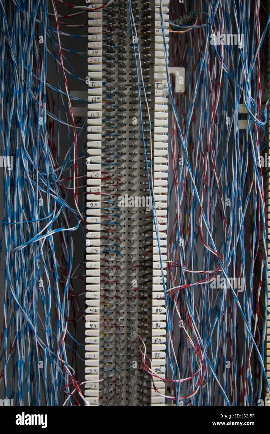 Un fouillis de vieilles lignes téléphoniques dans un centre de données Banque D'Images