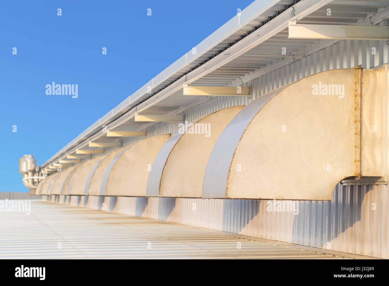 Conduit d'air ou le capot pour système de climatisation et le toit avec fond de ciel bleu. Banque D'Images