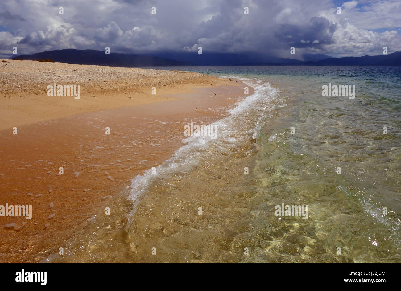 Tempête sur les montagnes tropicales humides vue de la plage sur l'île de Normanby, Frankland Islands, Grande Barrière de Corail, Queensland, Australie Banque D'Images
