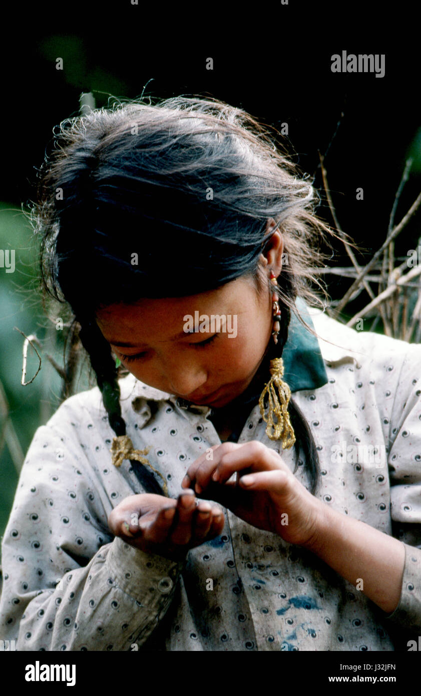 Jeune fille de la prairie du Tibet en Chine. Banque D'Images