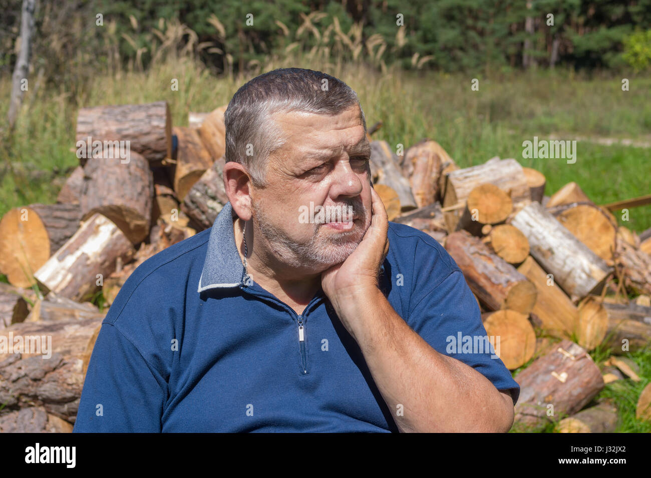 Portrait de personnes âgées paysan ukrainien prêt à couper du bois de chauffage en hiver maison Banque D'Images