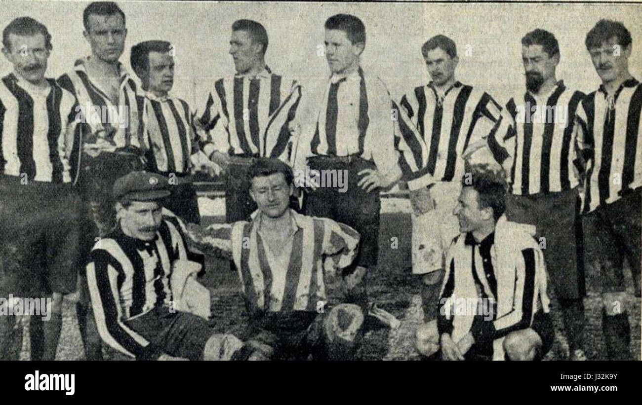 Juventus, le célèbre club de football italien, est représenté sur une image de 1911, reflétant l'histoire du club et son importance dans le football italien. La Juventus était déjà une équipe de premier plan durant cette période de l'histoire du sport italien. Banque D'Images
