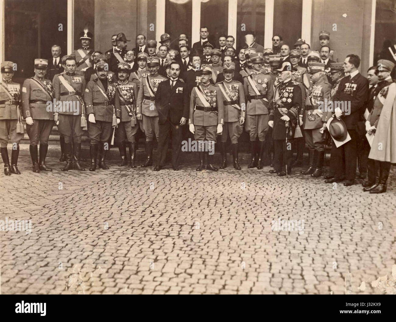 Le roi Vittorio Emanuele III d'Italie salue les vétérans de la première Guerre mondiale au Palais du Quirinal. Cet événement commémore les sacrifices consentis pendant la guerre et honore les soldats italiens qui ont servi dans le conflit. Il reflète la reconnaissance des anciens combattants après la guerre et le rôle de la monarchie dans l'unification de la nation au lendemain de la guerre. Banque D'Images