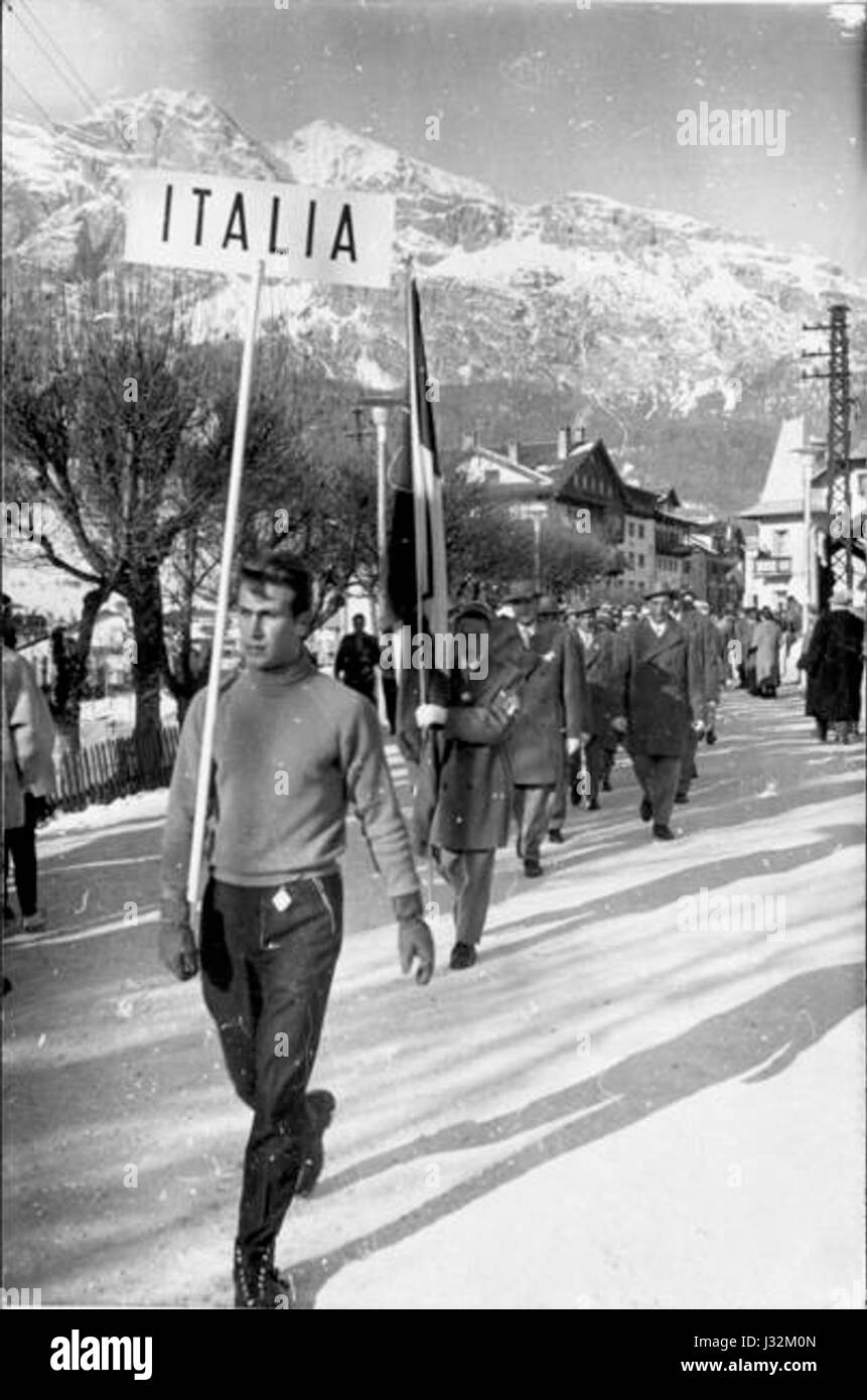 *Squadra Italiana a Cortina 1956* est une photographie historique capturant l'équipe nationale italienne lors des Jeux olympiques d'hiver de 1956 à Cortina d'Ampezzo, en Italie. L'image reflète l'esprit de l'événement et la détermination des athlètes pendant les jeux. Banque D'Images
