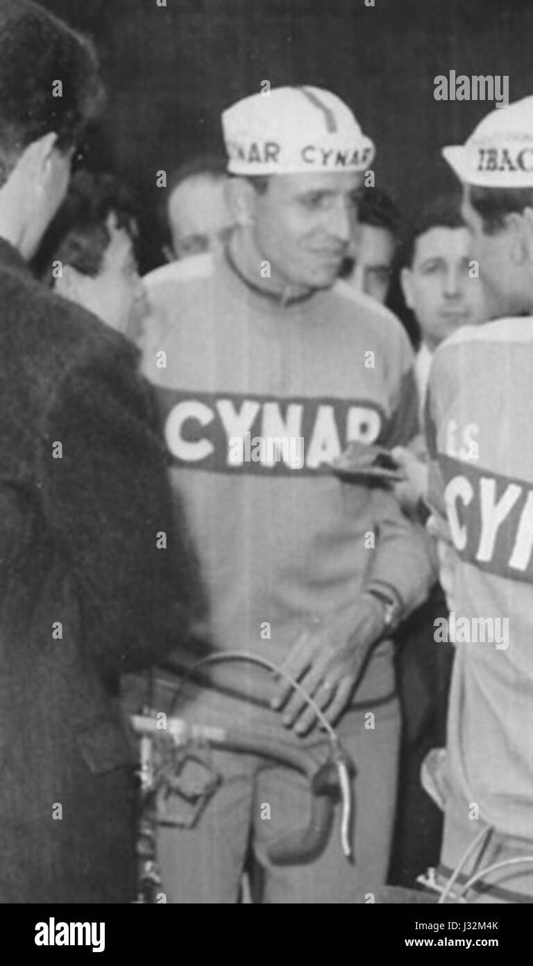 Ercole Baldini était un cycliste italien, surtout connu pour ses victoires au Giro d'Italia 1963. Sa carrière a mis en évidence un mélange d'habileté et d'endurance, faisant de lui l'une des figures les plus importantes du cyclisme professionnel dans les années 1960 Banque D'Images